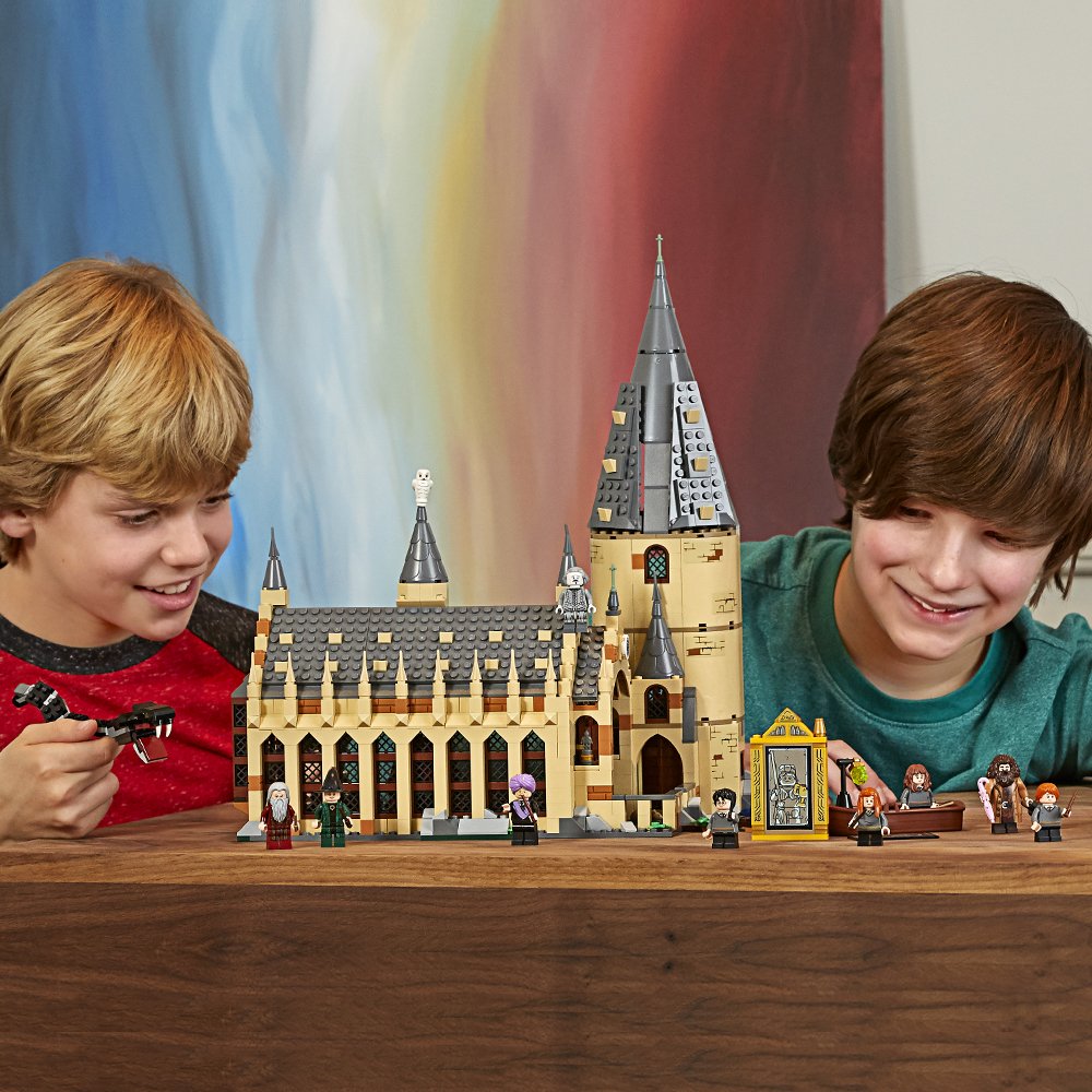 Building Kit and Magic Castle Toy (878 Pieces) G21892
